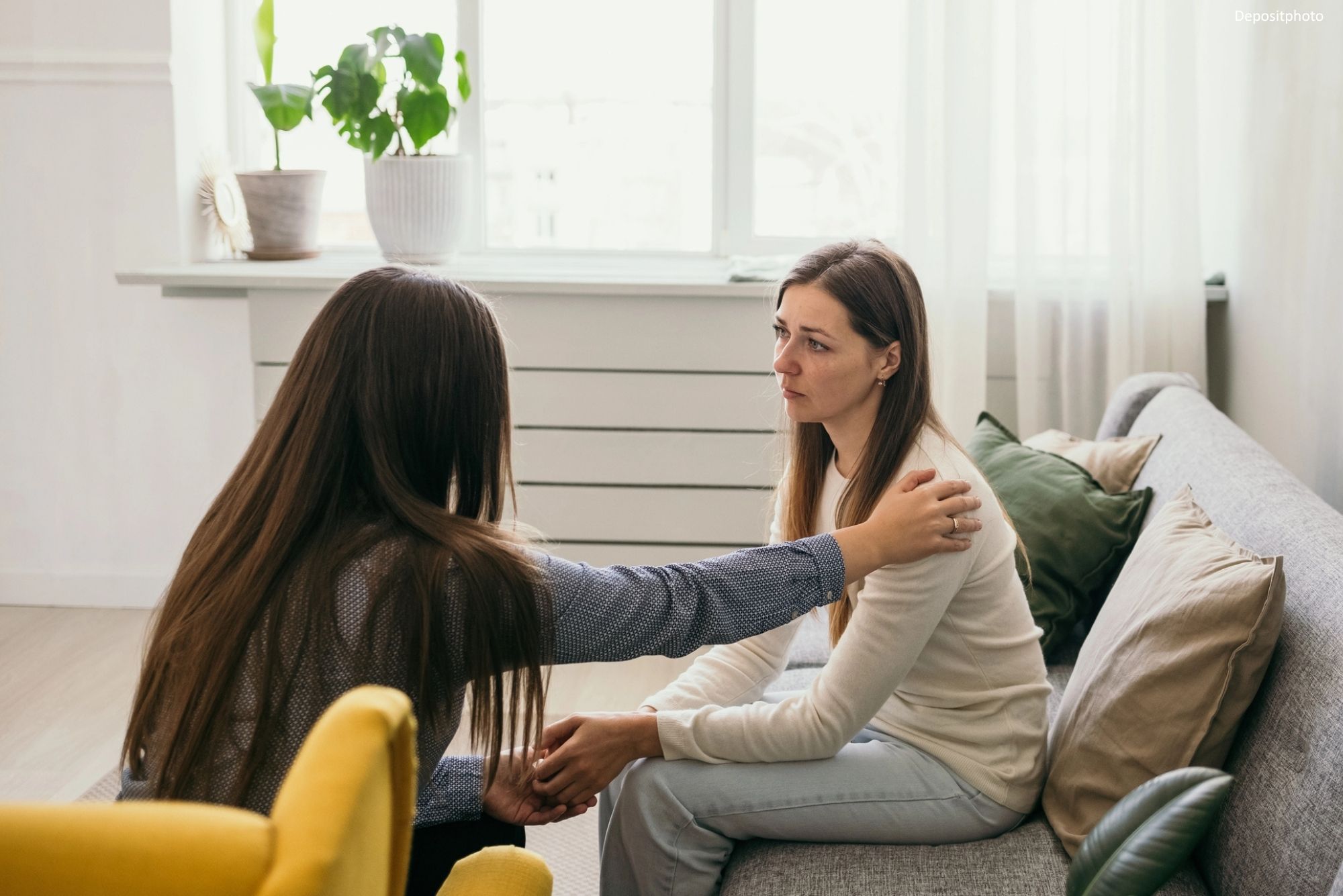 traurige-Azubi-mit-Ausbilderin belastete Azubi führt Gespräch mit Ausbilderin